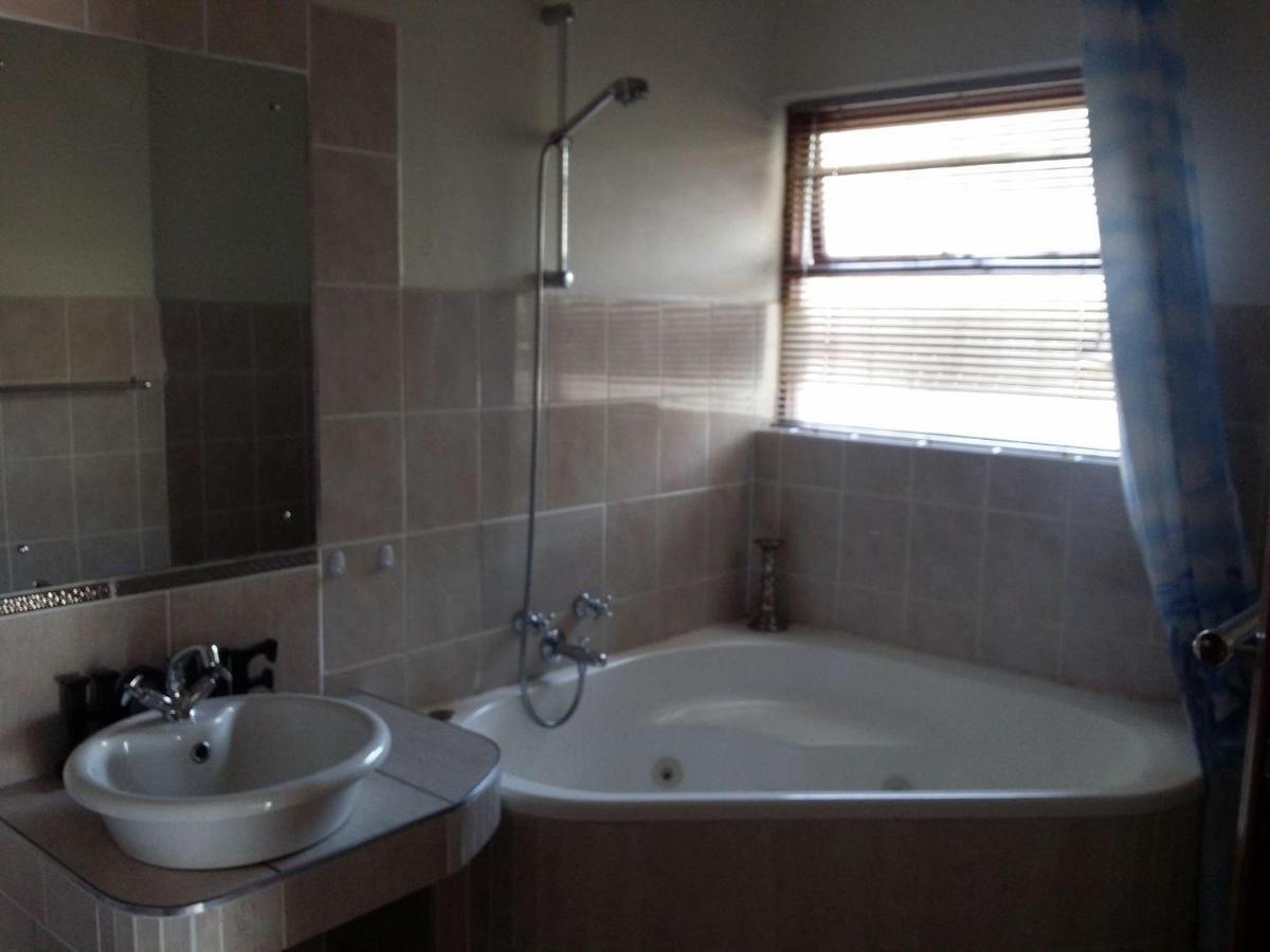 12 On Beach Guest House Saldanha Bay ภายนอก รูปภาพ