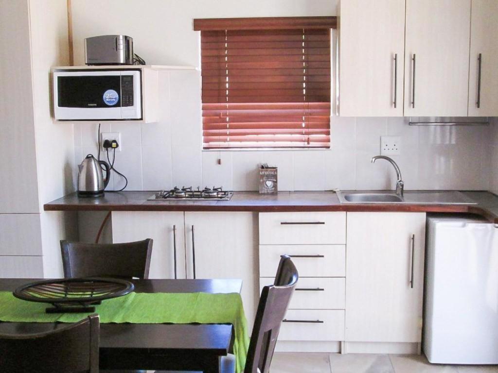 12 On Beach Guest House Saldanha Bay ภายนอก รูปภาพ